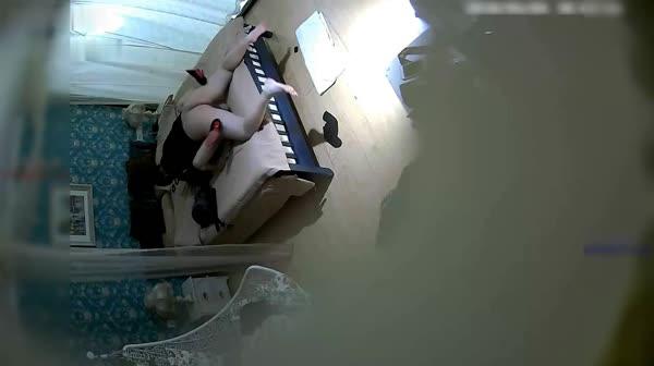 主题店黑色高跟鞋蕾丝连衣裙高雅气质长发美女私会性福眼镜男衣服还没脱就急着吃屌日了2炮美女很激情疯狂